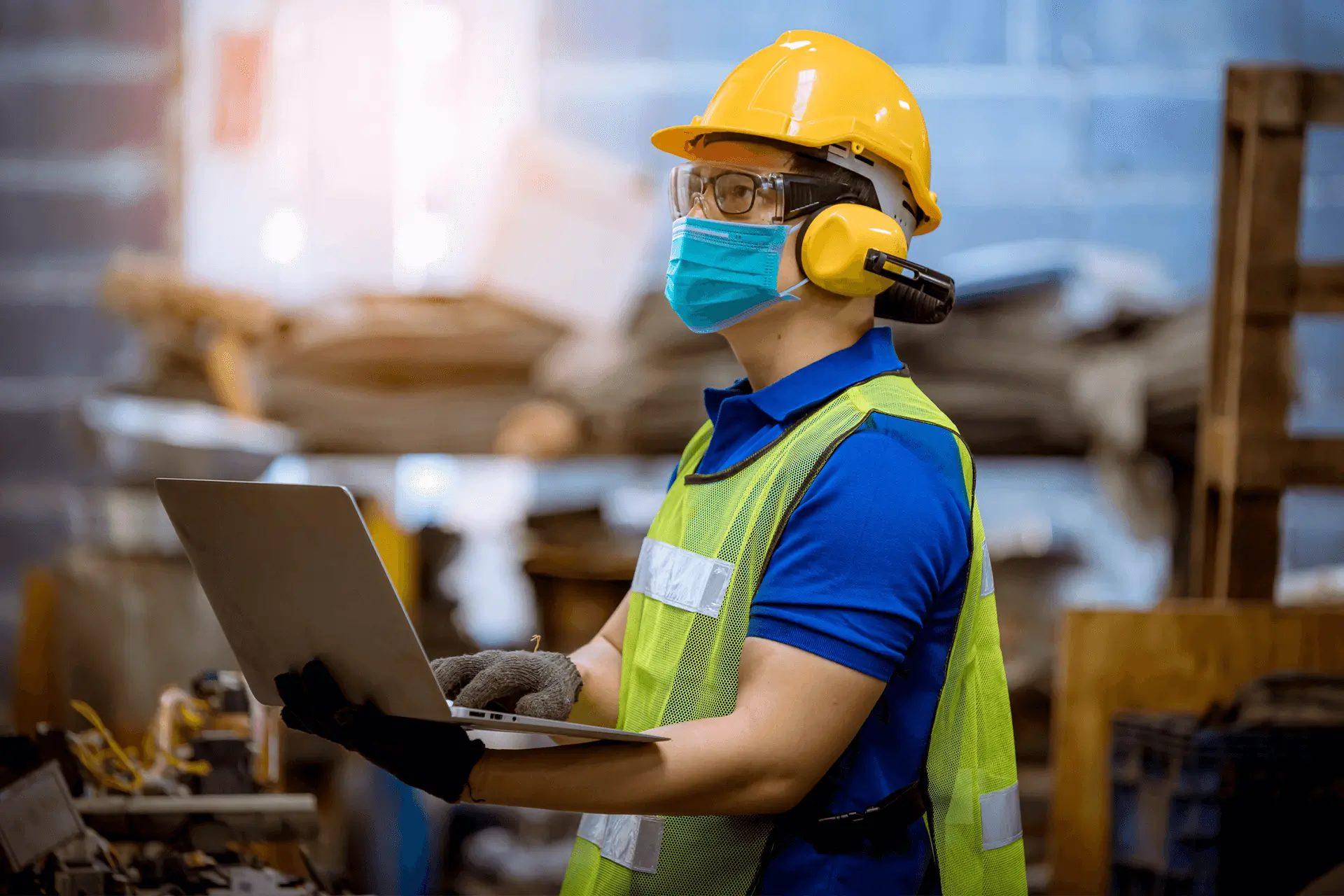 Profesional de Higiene y Seguridad registrando datos técnicos en una planta